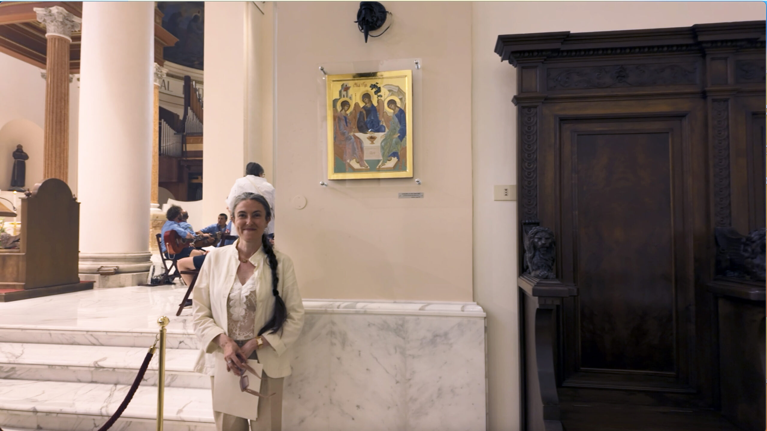 “ARTE E MISTERO: LA TRINITÀ RIVELATA NELL’ICONA DI GABRIELLA DI ROCCO”